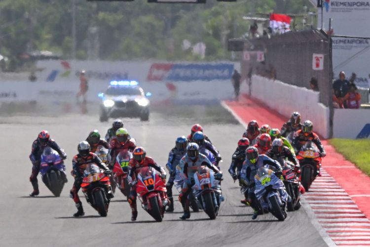 Para pebalap memacu sepeda motor mereka saat memulai sesi Sprint Race MotoGP Indonesia 2025 di Sirkuit Internasional Pertamina Mandalika, Lombok Tengah, Nusa Tenggara Barat, Sabtu (4/10/2025). Pebalap Aprilia Racing Marco Bezzecchi  menjuarai sesi tersebut dengan finis tercepat pertama dengan total waktu 19 menit 37,047 detik disusul pembalap BK8 Gresini Racing MotoGP Fermin Aldeguer di posisi kedua dan (kiri) dan pembalap Trackhouse MotoGP Team Raul Fernandez di posisi ketiga. ANTARAFOTO/Aditya Pradana Putra/nz



