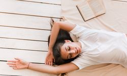 Floor Time, Tren Rebahan di Lantai yang Bermanfaat untuk Kesehatan Mental