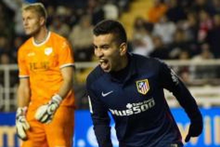 Angel Correa merayakan gol Atletico Madrid ke gawang Rayo Vallecano di Vallecas, Rabu (30/12/2015).