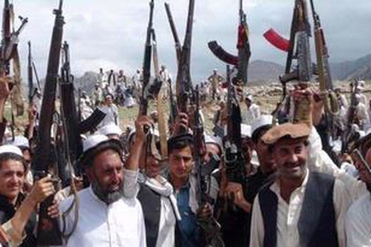 Warga di sebuah desa di Provinsi Nagharhar, Afganistan angkat senjata untuk melawan Taliban. Provinsi Naghargar adalah salah satu provinsi yang diawasi Pemerintah Afganistan terkait larangan beredarnya koran-koran Pakistan yang dinilai terlalu memihak Taliban.