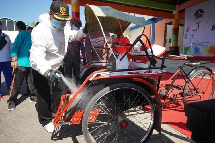 Wali Kota Madiun Maidi menyemprot cat untuk becak warna-warni yang akan menjadi sarana transportasi menunjang pariwisata di Kota Pendekar.