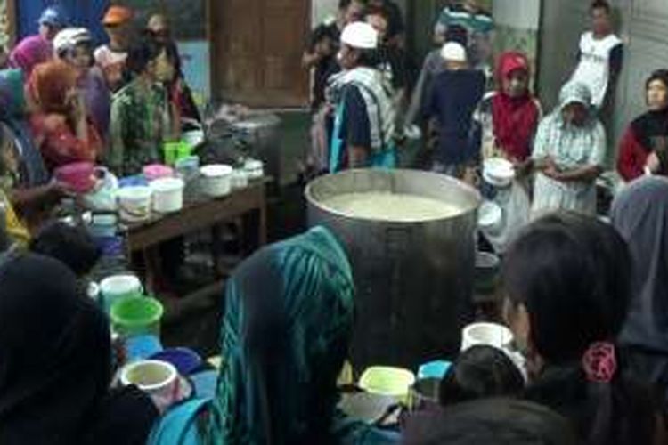 Warga mengantri di Masjid Darusallam untuk mendapatkan bubur Samin, Rabu (8/6/2016)