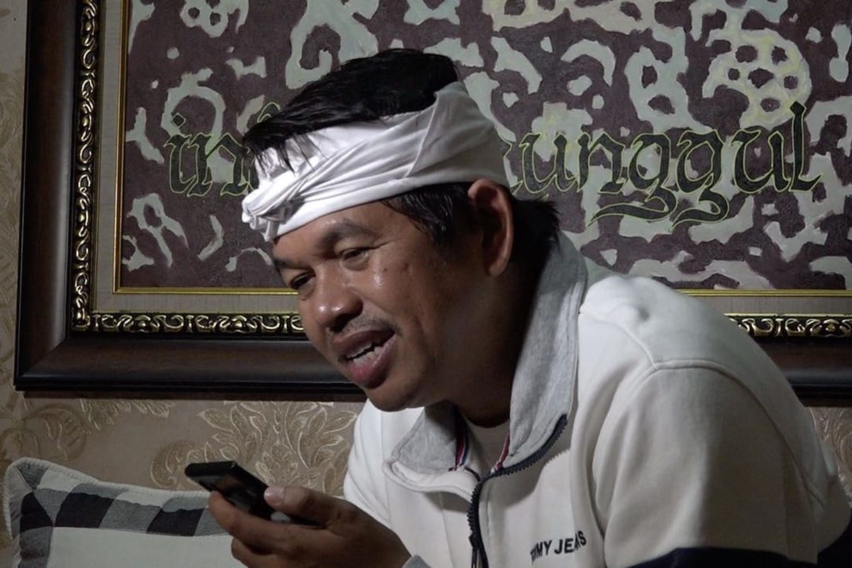 Anggota DPR RI Dedi Mulyadi saat menelepon Akbar, remaja pemulung yang membaca Al Quran di emperan toko Kota Bandung dan fotonya viral, Kamis (5/11/2020).