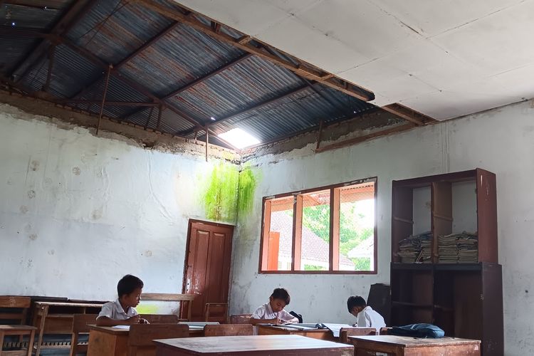 Kegiatan belajar mengajar di kelas 5 SDN Jambearum 2 Kecamatan Sumberjambe, Jember di ruang kelas yang tak layak pakai, Februari 2025.