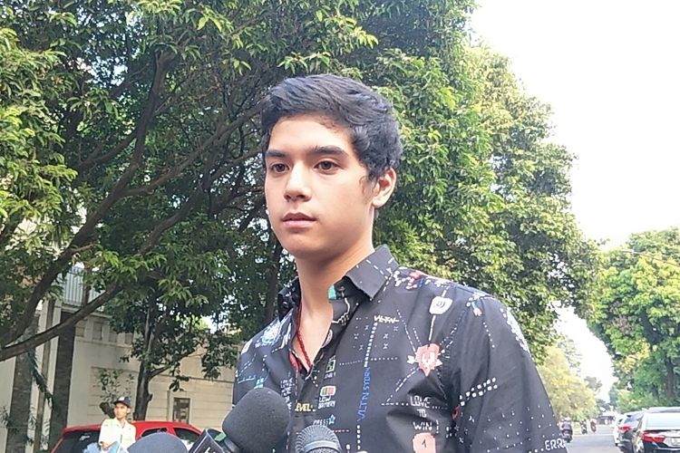 Artis peran Al Ghazali saat menghadiri  peluncuran single perdana Aaliyah Massaid berjudul Ulangi di kawasan Lebak Bulus, Jakarta Selatan, Kamis (20/6/2019).