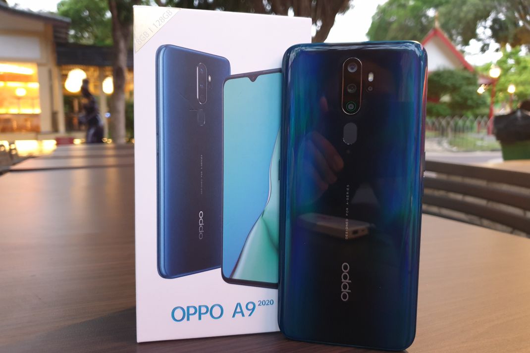 TEKNO Oppo A9 2020 bersama dengan kotak penjualan (KOMPAS.com/Bill Clinten)
