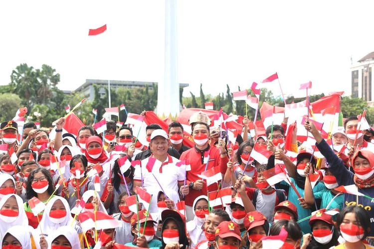 Pembagian bendera oleh Mendagri Tito Karnavian di Surabaya, Jawa Timur, Minggu (14/8/2022).
