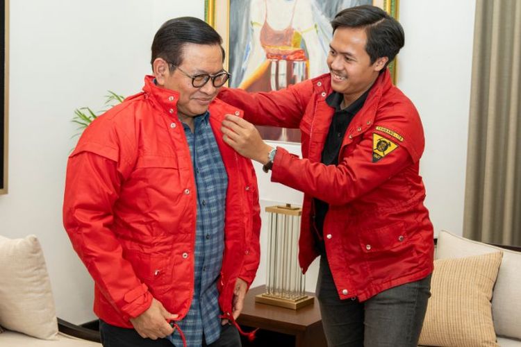 Ketua Umum Himpunan Mahasiswa Tambang ITB 2024-2025 Dzaudzan Faaris memberi jaket merah yang jadi ciri khas Mahasiswa Tambang ITB kepada Pramono Anung