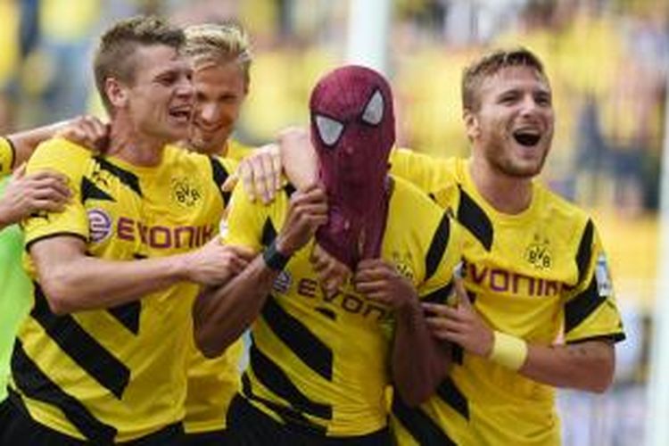 Striker Borussia Dortmund, Pierre-Emerick Aubameyang (tengah) berselebrasi dengan memakai topeng Spiderman seusai mencetak gol ke gawang Bayern Muenchen pada laga Piala Super Jerman di Stadion Signal Iduna Park, Rabu (13/8/2014). Dortmund menang 2-0 pada pertandingan tersebut. 