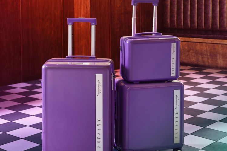 Brand koper kenamaan dunia, Samsonite Red, meluncurkan koleksi terbaru sebagai hasil kolaborasi dengan band K-Pop asal Korea Selatan, BTS. Kolaborasi keduanya yang dinamai BTS x Samsonite Red, menampilkan 7 produk yang terdiri dari koper, tas selempang, dan aksesoris perjalanan.