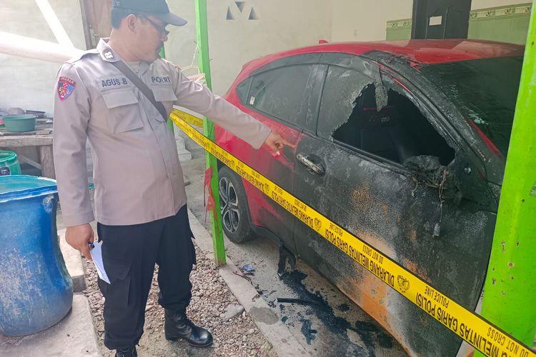Satu unit mobil Honda HRV di Desa Talango, Kecamatan Talango, Kabupaten Sumenep, Jawa Timur diduga dibakar orang tak dikenal (OTK) pada Kamis (27/6/2024) malam. 