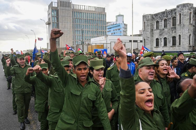 Para siswa dari sekolah militer ikut serta dalam protes Anti-Imperialis di depan Kedutaan Besar AS menentang invasi AS ke Venezuela, di Havana pada 16 Januari 2026. Penangkapan pemimpin Venezuela Nicolas Maduro oleh pasukan AS pada 3 Januari 2026, dan pembunuhan 32 warga Kuba yang ditugaskan untuk melindunginya dalam operasi tersebut merupakan pukulan besar bagi dinas intelijen Kuba.