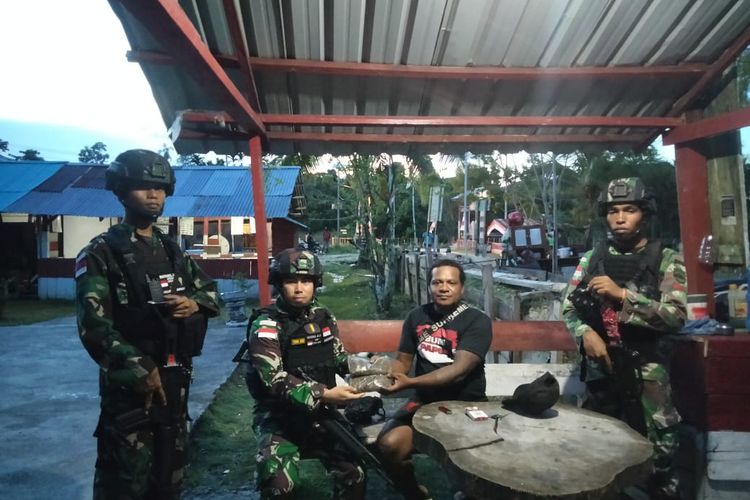 Seorang warga SS (34) di Kampung Mosso, Distrik Muara Tami, Kota Jayapura, Papua menyerahkan secara sukarela narkoba jenis ganja kepada TNI dari Satgas Pamwiltasrat RI-PNG Yonif 132/BS, pada Senin (7/11/2022).