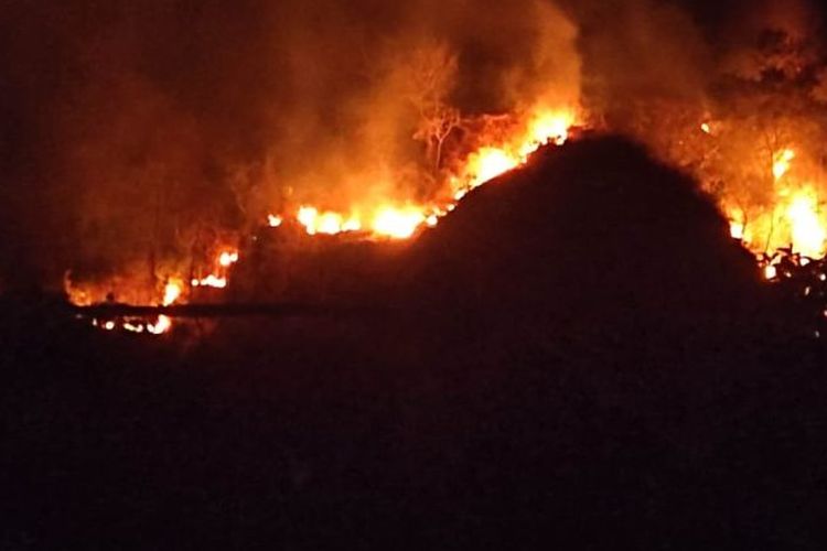 Kebakaran Gunung Jayanti di Kampung/Desa Jayanti, Kecamatan Palabuhanratu, Kabupaten Sukabumi, Jabar pada Jumat, (22/9/2023) malam. 