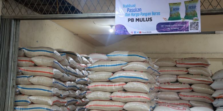 Saat ini, harga beras mulai stabil dan normal kembali karena pasokan beras di Pasar Induk Johar Karawang mulai masuk dari Jawa Tengah (Jateng) yang mulai panen raya.