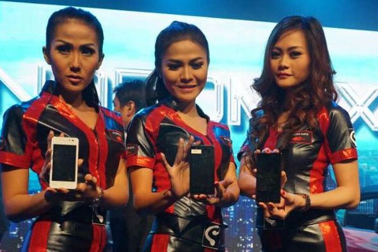 Model memamerkan ponsel 4G LTE pertama Smartfren yang menjalankan custom ROM Cyanogen 12 berbasis sistem operasi Android 5.0 Lollipop di Jakarta, Selasa (9/6/2015).