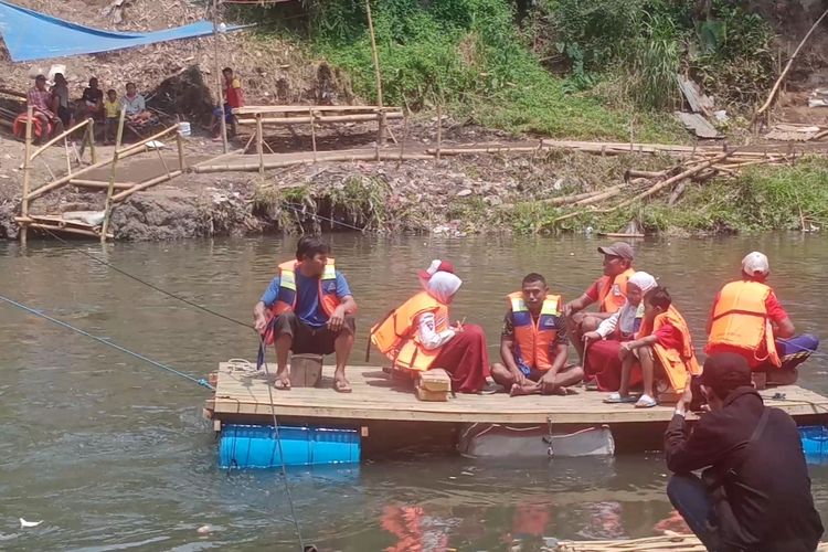 Aktivitas gethek atau rakit untuk membantu pejalan kaki menyeberang Daerah Aliran Sungai Brantas, terutama untuk anak-anak sekolah penghubung Kelurahan Mergosono dan Bumiayu di Kota Malang, Jawa Timur. 