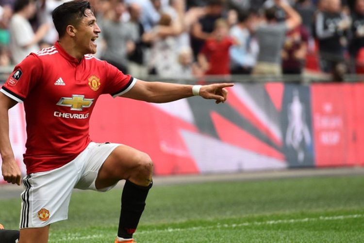 Pemain Manchester United, Alexis Sanchez, melakukan selebrasi setelah mencetak gol ke gawang Tottenham Hotspur pada laga semifinal Piala FA di Stadion Wembley, Sabtu (21/4/2018) waktu setempat.