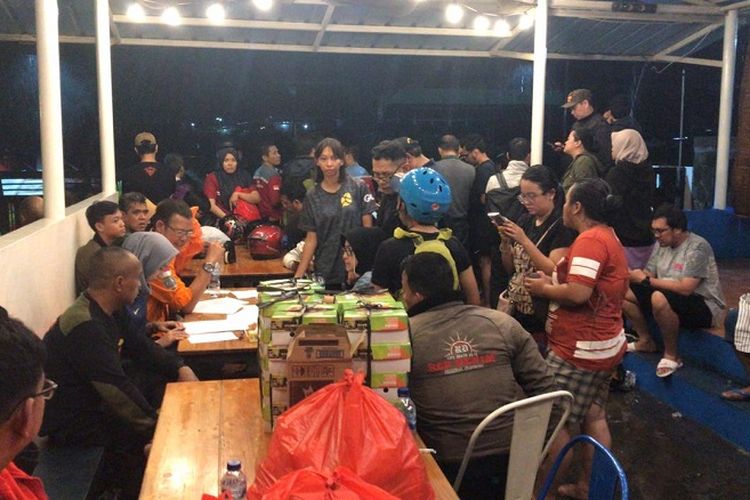 Kondisi posko sementara untuk pendataan korban banjir di Kemang Pratama, Bekasi, Jawa Barat, Rabu (1/1/2020) sekitar pukul 00.30 WIB.