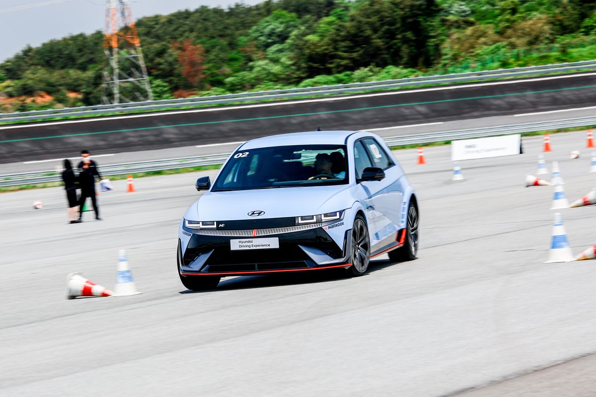 Aksi drift Hyundai Ioniq 5 N di sirkuit Proving Ground Hankok di Taean, Korsel.