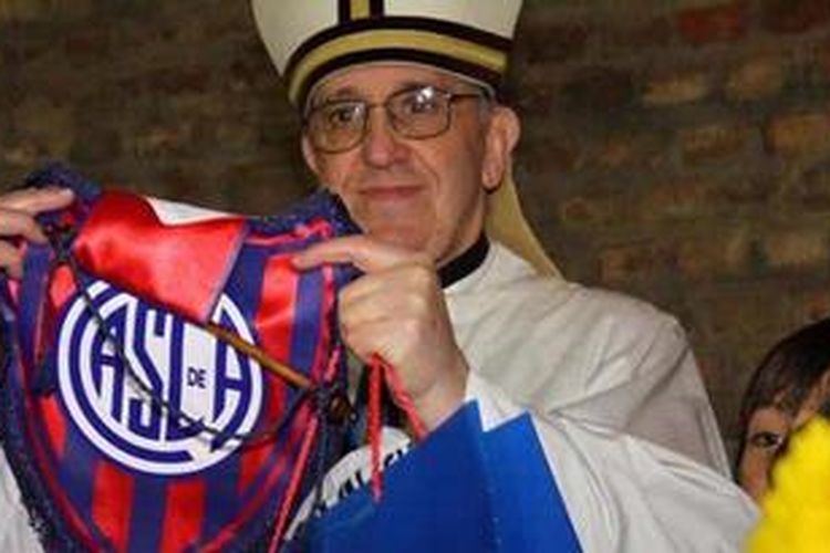 Paus Fransiskus I dengan nama Jorge Mario Bergoglio yang tercatat sebagai anggota klub sepakbola San Lorenzo, Argentina.