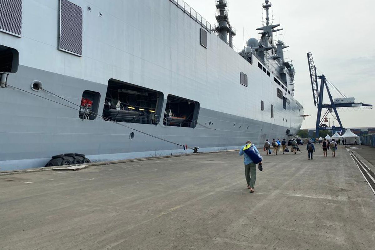 Kapal LHD Dixmude milik Angkatan Laut (AL) Perancis yang bersinggah di JICT II, Tanjung Priok, Jakarta Utara. Difoto pada Selasa (28/3/2023).