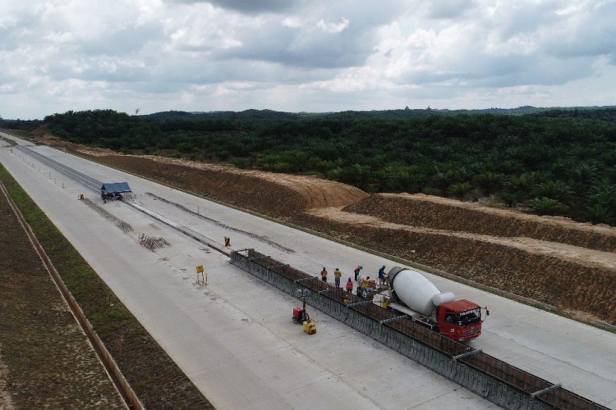 Pekerjaan konstruksi Tol Balikpapan-Samarinda.