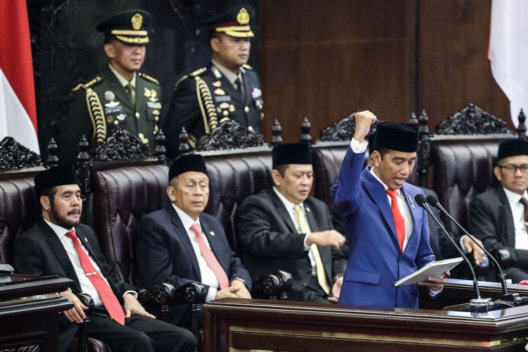 Presiden Joko Widodo menyampaikan pidato dalam Sidang Tahunan MPR di Kompleks Parlemen, Senayan, Jakarta, Jumat (16/8/2019).