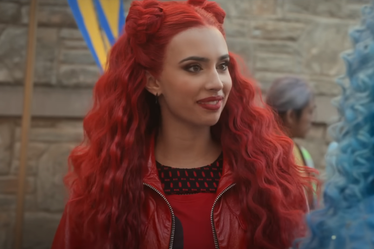Karakter Red dari film ?Descendants: The Rise of Red? (2024).