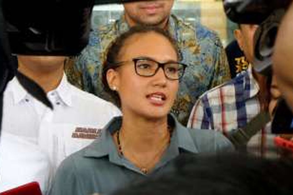 Artis peran Nadine Chandrawinata berbicara kepada wartawan usai memberi keterangan kepada penyidik Resmob Polda Metro Jaya, Jakarta Selatan, Senin (19/9/2016).