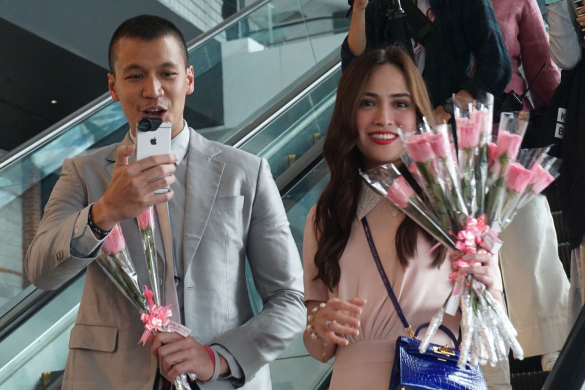 Artis peran Shandy Aulia dan Samuel Rizal saat memyapa penggemar dalam exclusive screening film Eiffel Im In Love 2 di CGV Grand Indonesia, Tanah Abang, Jakarta Pusat, Minggu (11/2/2018). 