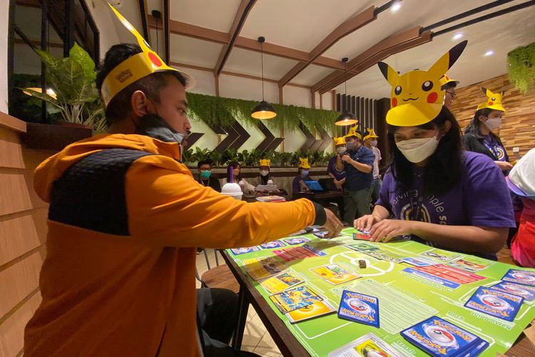 Pengunjung bisa menikmati minuman varian terbaru sambil belajar dan memainkan kartu Pokemon bersama teman-teman di gerai-gerai Chatime.