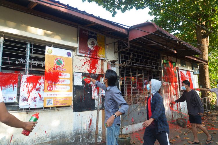 Warga Myanmar mengecat bangunan dengan warna merah untuk memberikan penghormatan kepada para pengunjuk rasa yang kehilangan nyawa mereka selama protes menentang kudeta militer, Minggu (11/4/2021).