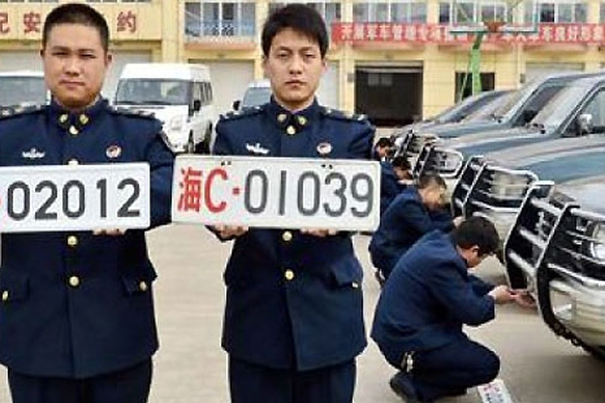 Penggantian pelat nomor militer di China.