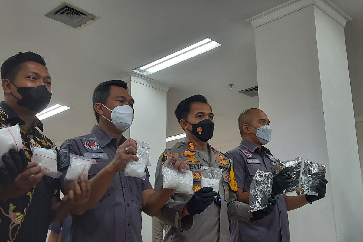Satuan Reserse Narkoba Polres Jakarta Pusat menangkap pengedar sabu yang beroperasi di wilayah Kemayoran dan Kebon Sirih.