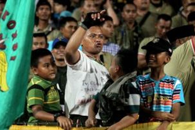 Suporter PS TNI saat memberikan dukungan kepada tim kesayanganya di Stadion Gelora Delta, Sidoarjo, di salah satu pertandingan di Piala Jenderal Sudirman.