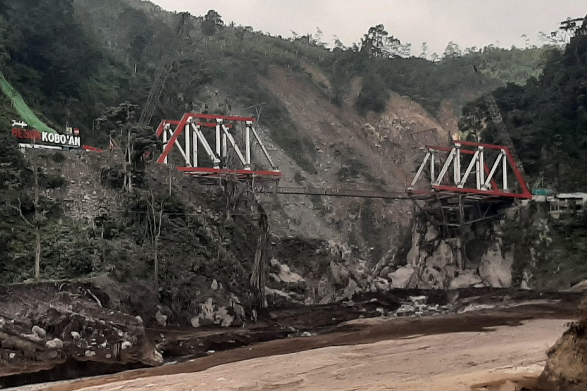 Kondisi jembatan gantung Gladak Perak dipastikan aman usai diterpa APG Semeru, Selasa (6/12/2022).