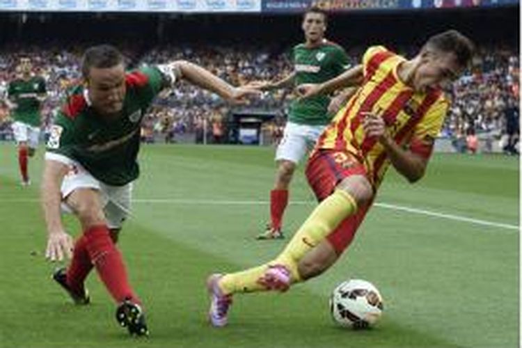 Penyerang Barcelona Munir El Haddadi (kanan) berebut bola dengan gelandang Athletic Bilbao, Carlos Gurpegi, dalam laga Primera Division di Camp Nou, Sabtu (13/9/2014).