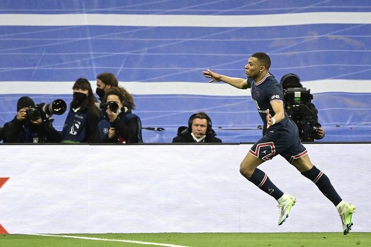 Penyerang Paris Saint-Germain (PSG), Kylian Mbappe, merayakan gol pertama timnya pada babak 16 besar Liga Champions antara Real Madrid vs PSG di Stadion Santiago Bernabeu di Madrid pada 9 Maret 2022.