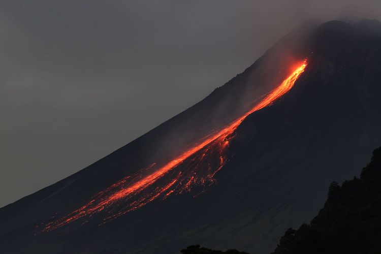 Gunung Merapi mengeluarkan guguran lava pijar terlihat dari Dusun Turgo, Desa Purwobinangun, Kabupaten Sleman, Kamis (23/12/2021). Menurut data BPPTKG periode pengamatan Senin (3/1) pukul 00:24 WIB dan Selasa (4/1) pukul 00:00-06:00 WIB secara visual Gunung Merapi teramati 32 kali mengeluarkan guguran lava pijar dengan jarak luncur maksimal 1.800 m ke arah barat daya.