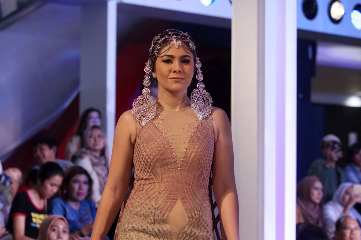 Wulan Guritno memeragakan busana rancangan Diana Putri dengan tema Your Majesty kolaborasi dengan Dulux Ambiance saat Fashion Nation 2018 di Senayan City, Jakarta, Senin (16/4/2018). Peragaan ini menampilkan kekuatan wanita melalui balutan keindahan mode yang terinspirasi dari warna-warna Dulux Ambiance Special Effect.