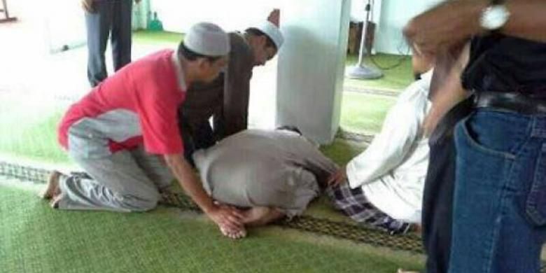 Ilustrasi meninggal dengan duduk bersila di masjid.