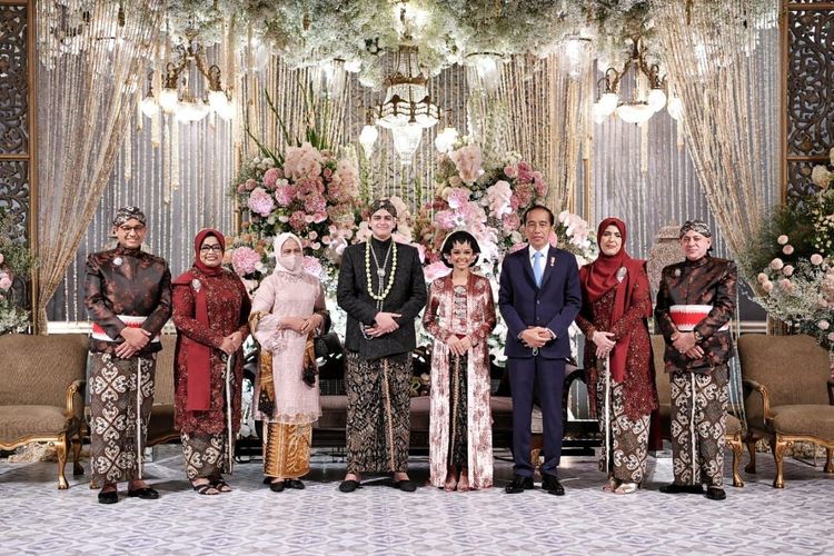Presiden Joko Widodo (Jokowi) dan Ibu Negara Iriana Jokowi menghadiri resepsi pernikahan putri Gubernur DKI Jakarta Anies Baswedan, yakni Mutiara Baswedan, dan sang suami yang bernama Ali Alhuraiby di Hall Candi Bentar, Putri Duyung Resort, Ancol, Jakarta Utara, Jumat (29/7/2022) malam.