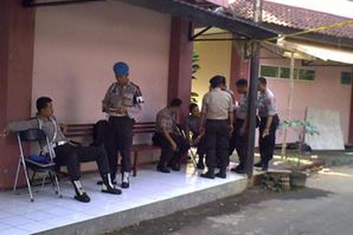 Aparat Kepolisian dan Provos melakukan penjagaan di depan ruang Forensik RS Polri, Kramat Jati, Jakarta.