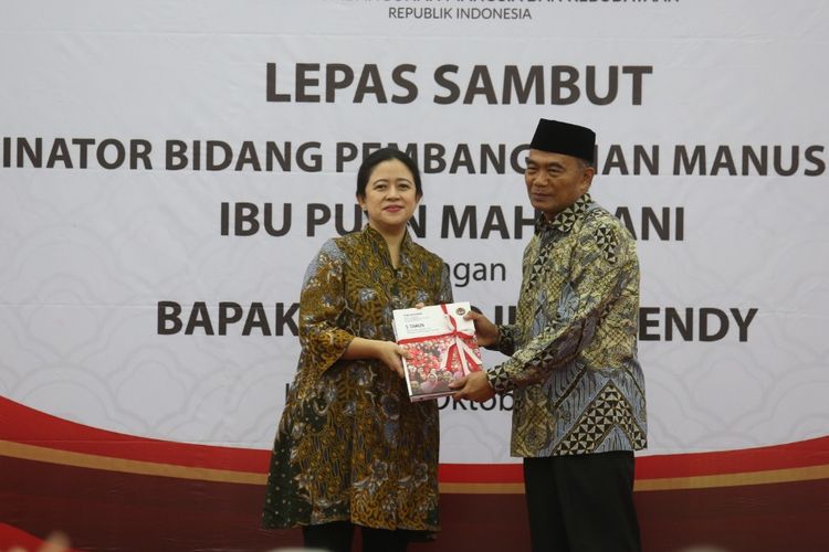 Puan Maharani saat menyerahkan jabatan Menko PMK ke Muhadjir Effendy di Kemenko PMK, Jakarta, Kamis (24/10/2019).