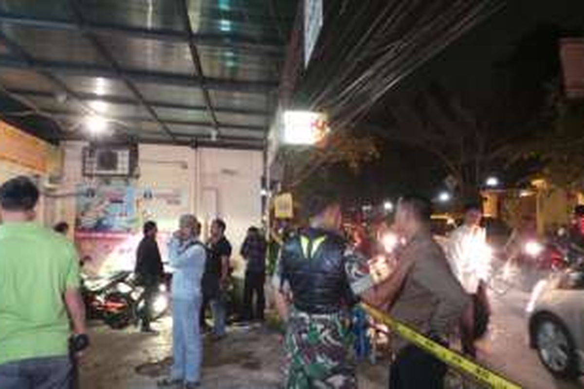 Suasana tempat kejadian perkara penembakan driver Go-Jek di Kemang Utara, Jakarta Selatan, Sabtu (13/2/2016) malam.