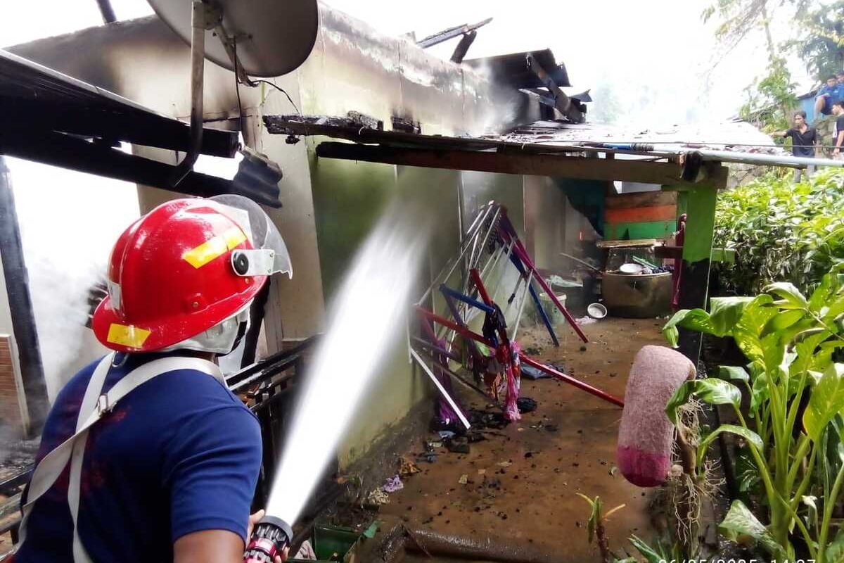 Petugas Damkar Kendari mengevakuasi dua jenazah balita korban kebakaran sebuah rumah di Kecamatan Puuwatu, Kota Kendari, Provinsi Sulawesi Tenggara, Selasa (6/5/2025).