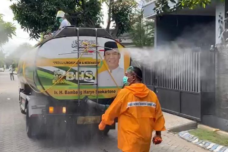 Tim BHS melakukan penyemprotan disinfektan di Perumahan Pondok Jati, Sidoarjo.