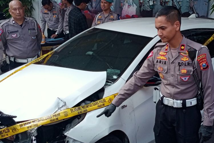 Kasat Lantas Polresta Malang Kota, Kompol Aristianto Budi Sutrisno mengecek mobil Toyota Yaris yang digunakan pelaku tabrak lari. 