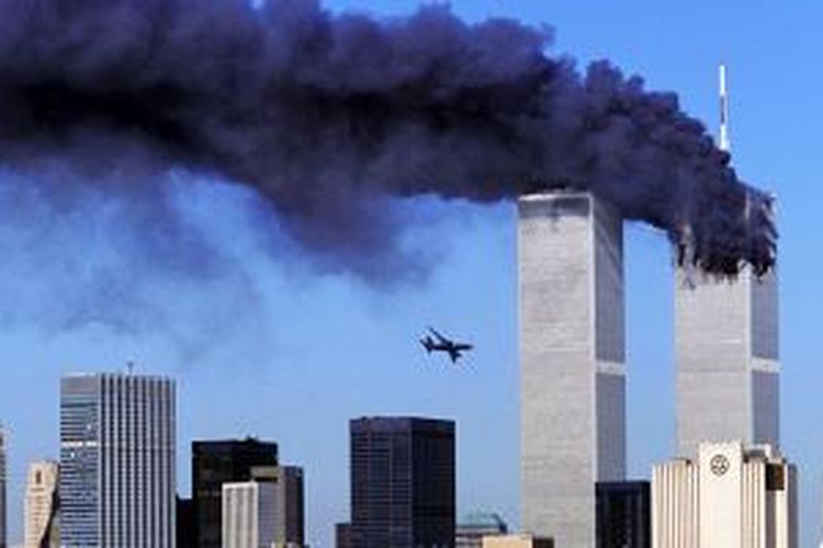 Foto yang menunjukkan pesawat Boeing 767 United Ailrines penerbangan 175 sesaat sebelum menabrak menara selatan gedung World Trade Center di New York, Minggu (11/9/2001).